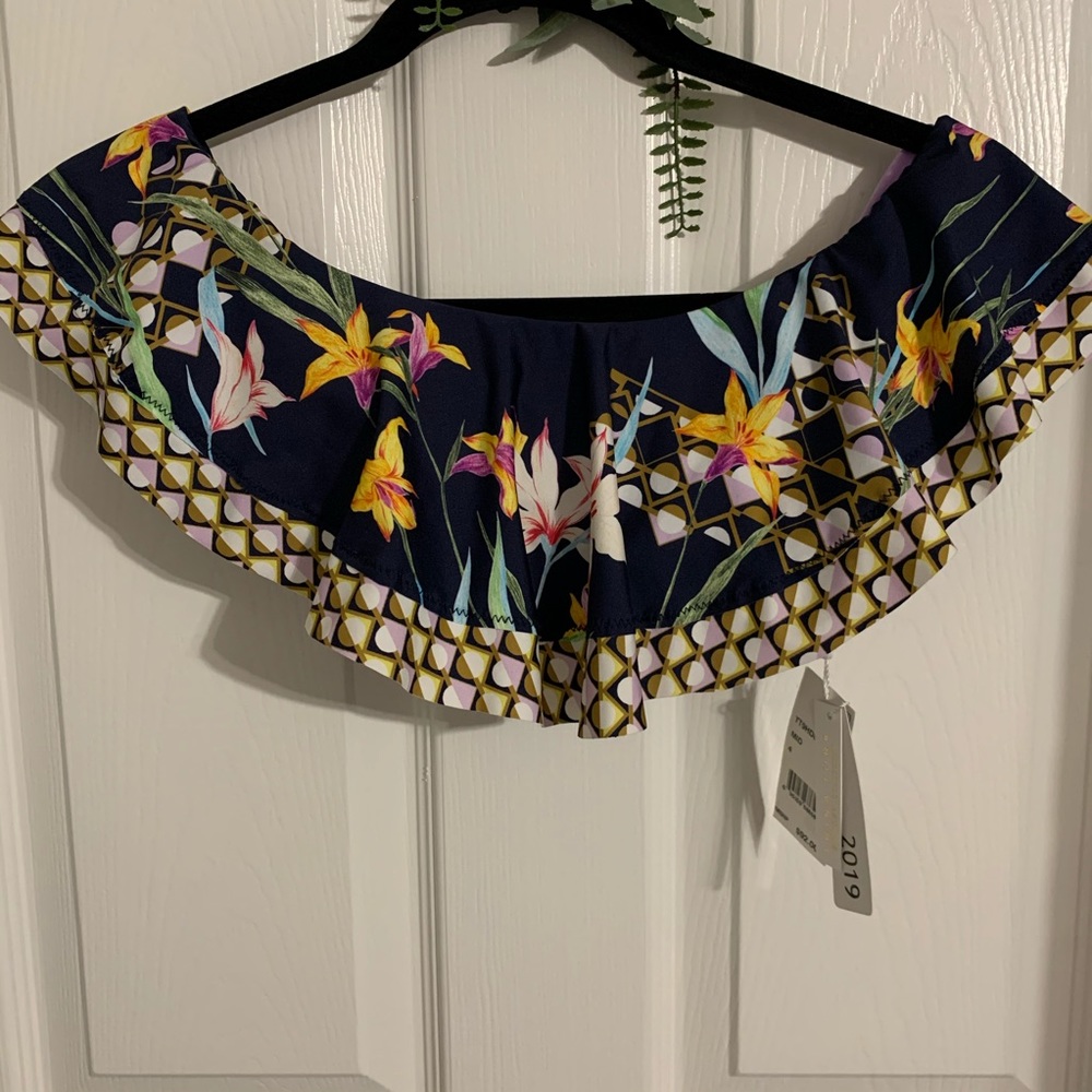 🔥⬇️ SALE NWT Trina Turk Top Fiji Floral Off-the-Shoulder - Picture 8 of 9